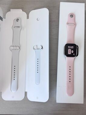 Apple Watch 4th Generation - Silver Aluminum Case